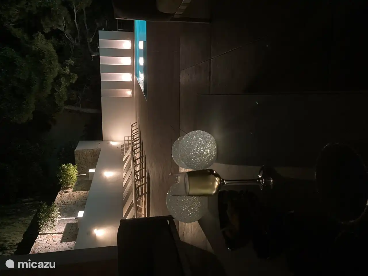 Abends mit einem Glas Wein genießen