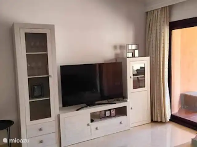 Location de Vacances Espagne, Costa del Sol, Benahavis, appartement - Jardins de Albaicín salon avec Smart TV connectée en IPTV (chaînes sportives internationales incluses)
