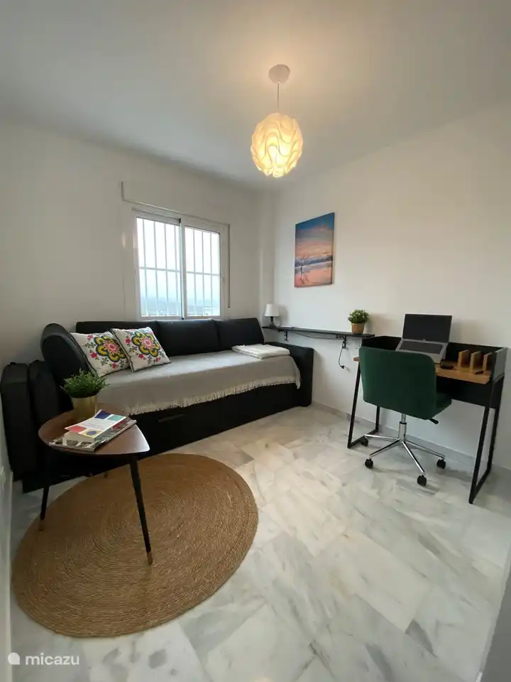 Schlafzimmer 2 mit Bett und evtl. Arbeitsplatz. Das Bett kann problemlos in ein Doppelbett umgewandelt werden oder Platz für ein Kinderbett bieten.