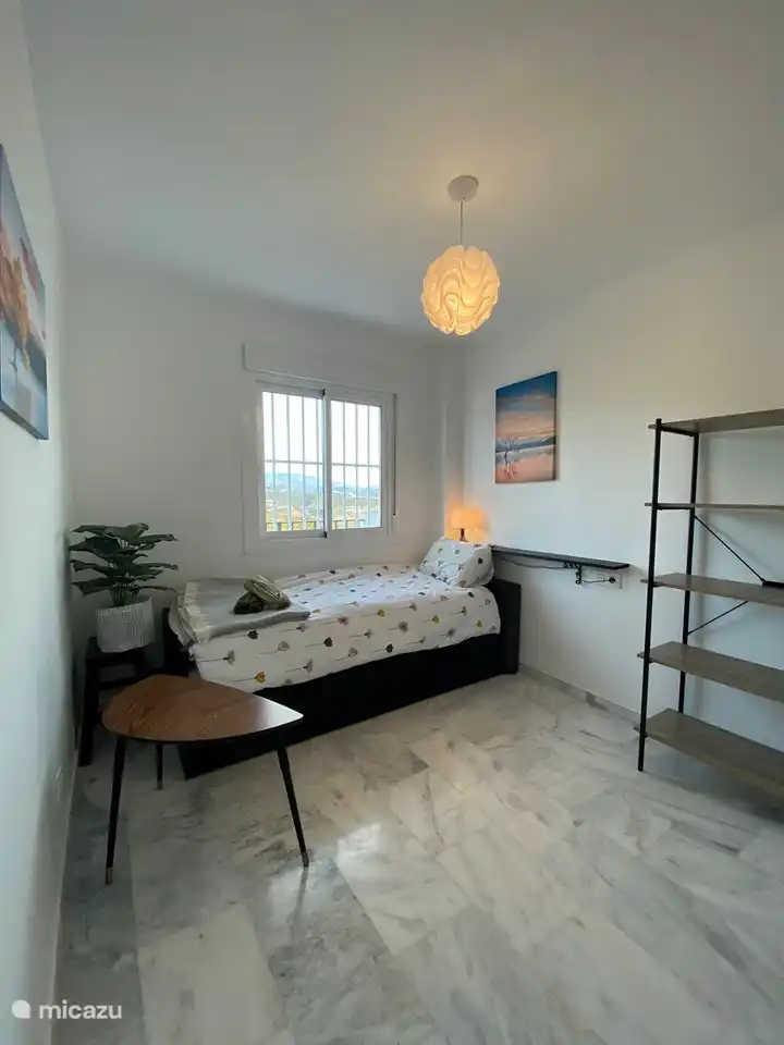 Schlafzimmer 2 mit Bett und evtl. Arbeitsplatz. Das Bett kann problemlos in ein Doppelbett umgewandelt werden oder Platz für ein Kinderbett bieten.