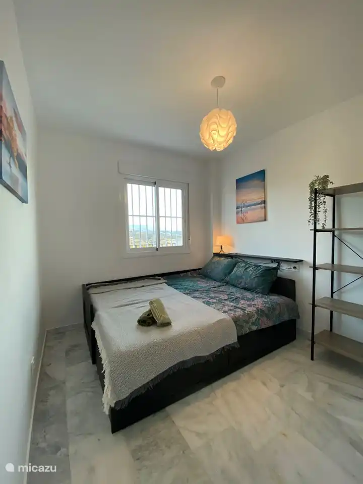 Schlafzimmer 2 mit Bett und evtl. Arbeitsplatz. Das Bett kann problemlos in ein Doppelbett umgewandelt werden oder Platz für ein Kinderbett bieten.