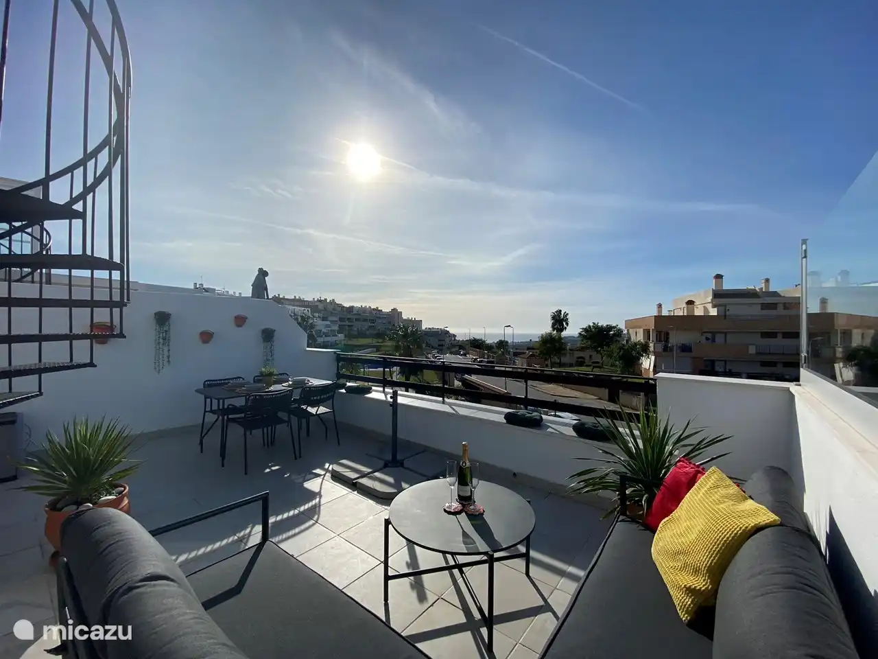An der Vorderseite befindet sich eine nach Süden ausgerichtete Terrasse mit Lounge-Sofa und Essbereich für entspannte Morgen- und Abendstunden.