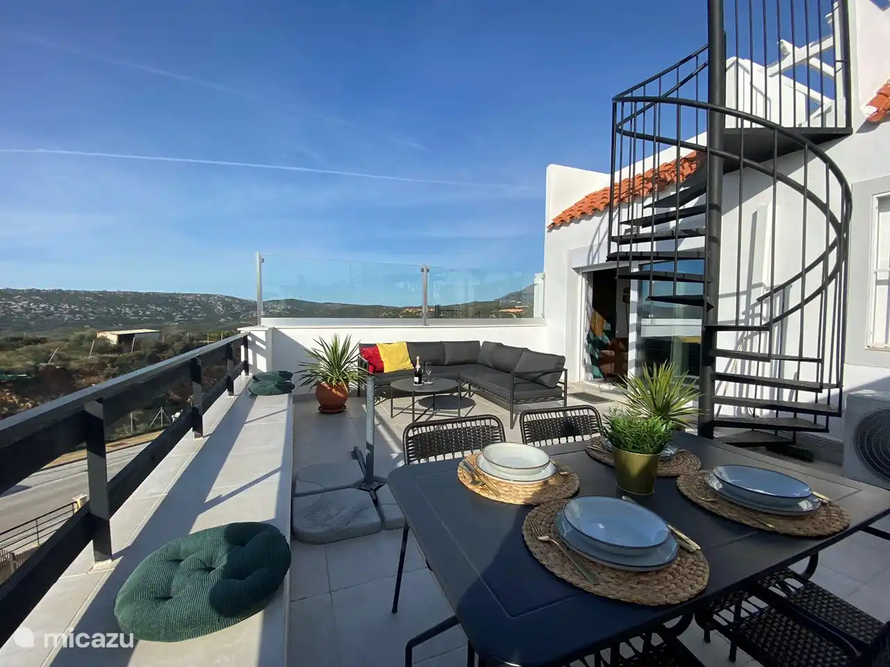 An der Vorderseite befindet sich eine nach Süden ausgerichtete Terrasse mit Lounge-Sofa und Essbereich für entspannte Morgen- und Abendstunden.