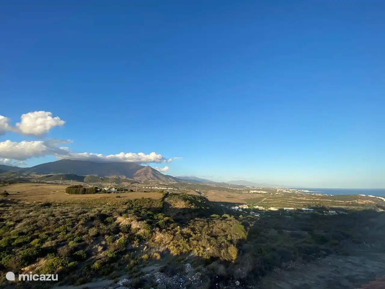 Der Blick von der Dachterrasse über die Sierra Berenja