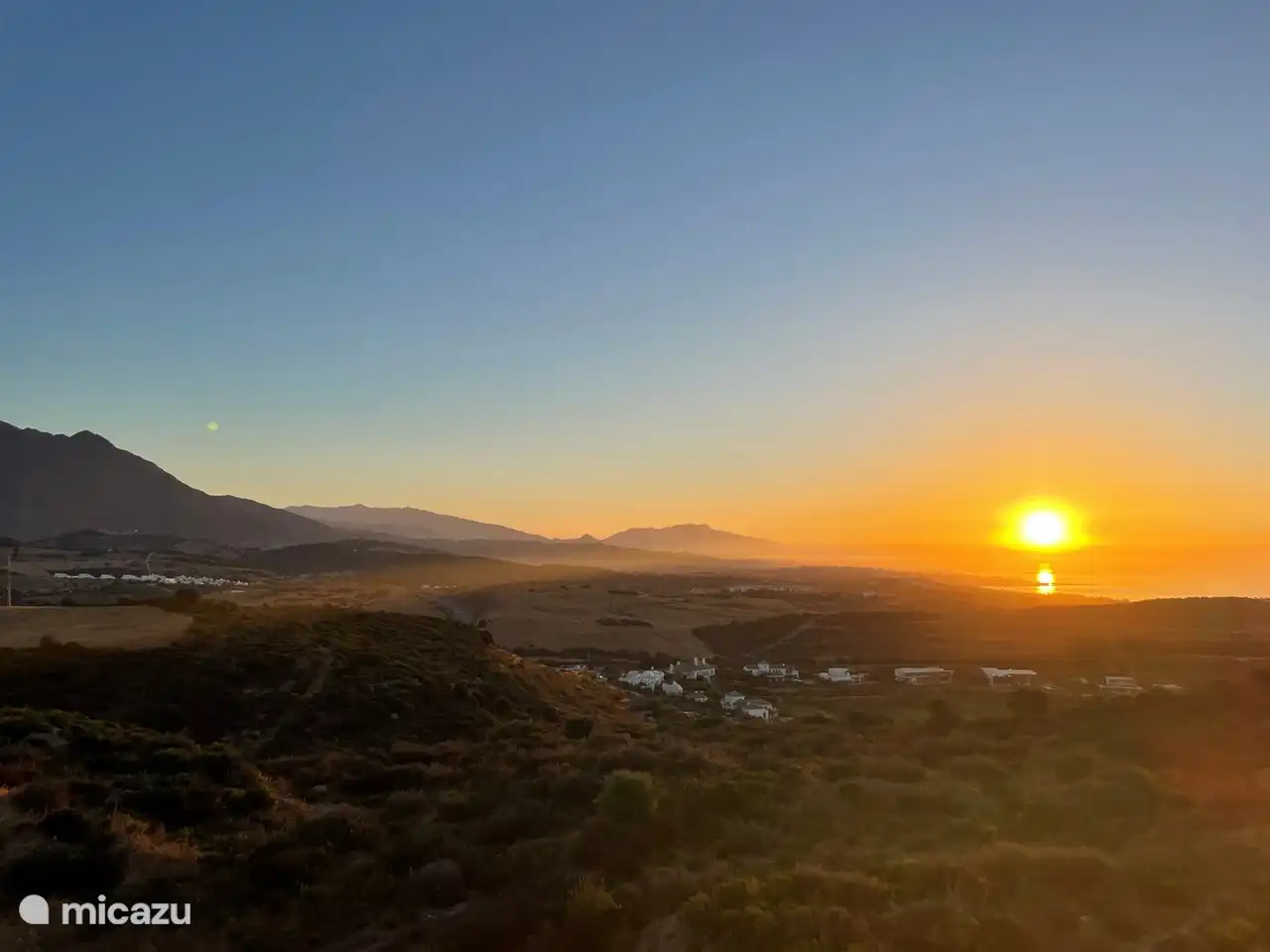 Der Blick von der Dachterrasse über die Bucht von Estepona
