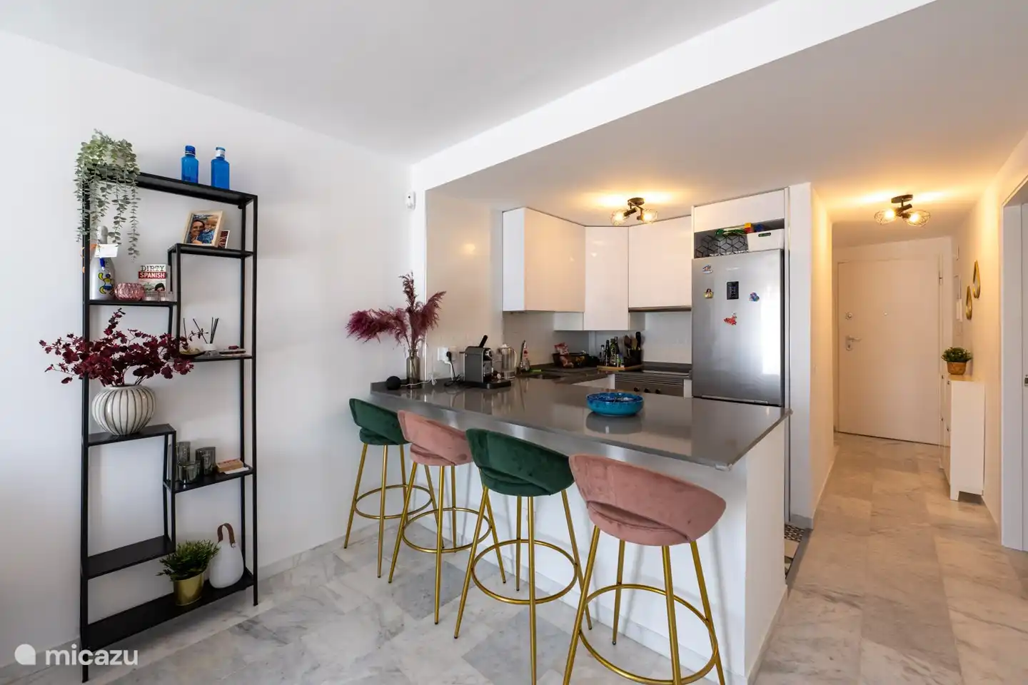 Eine voll ausgestattete Küche und alle Annehmlichkeiten wie Kühlschrank, Gefrierschrank und Geschirrspüler.