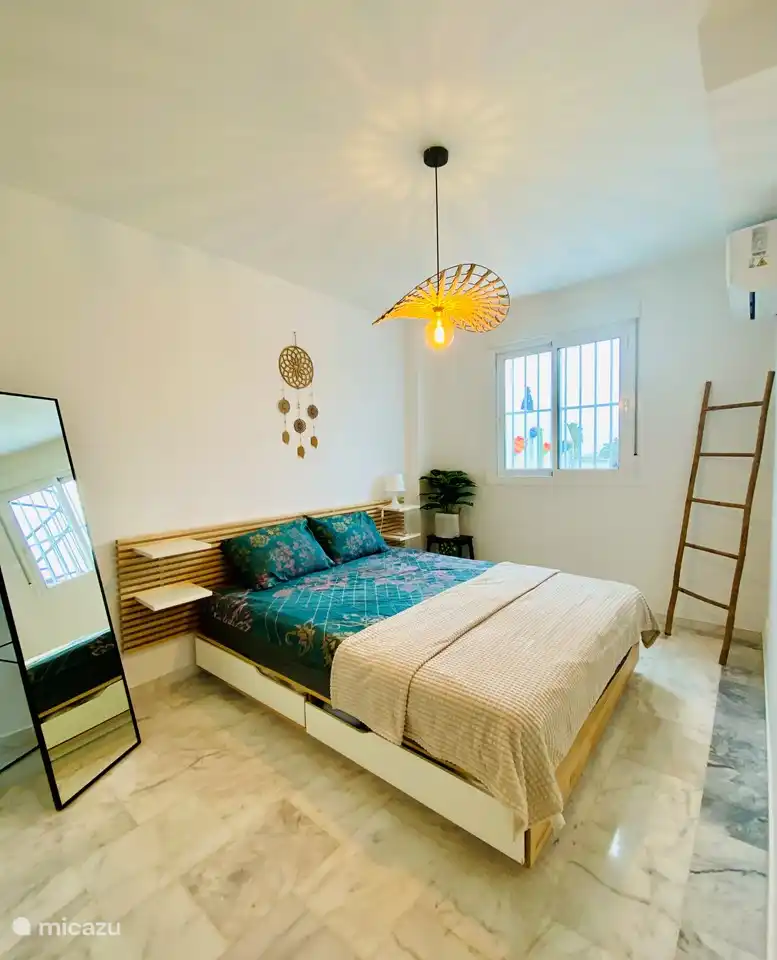 Schlafzimmer 1 mit Doppelbett und eigenem Bad. Das Schlafzimmer verfügt über Klimaanlage/Heizung.