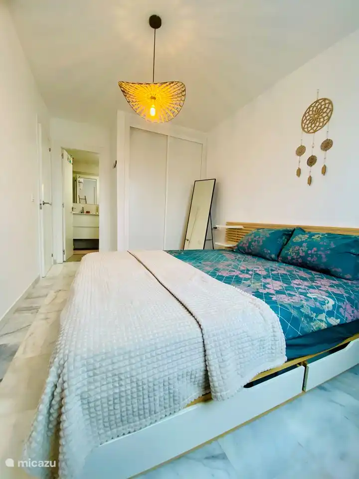 Schlafzimmer 1 mit Doppelbett und eigenem Bad. Das Schlafzimmer verfügt über Klimaanlage/Heizung.