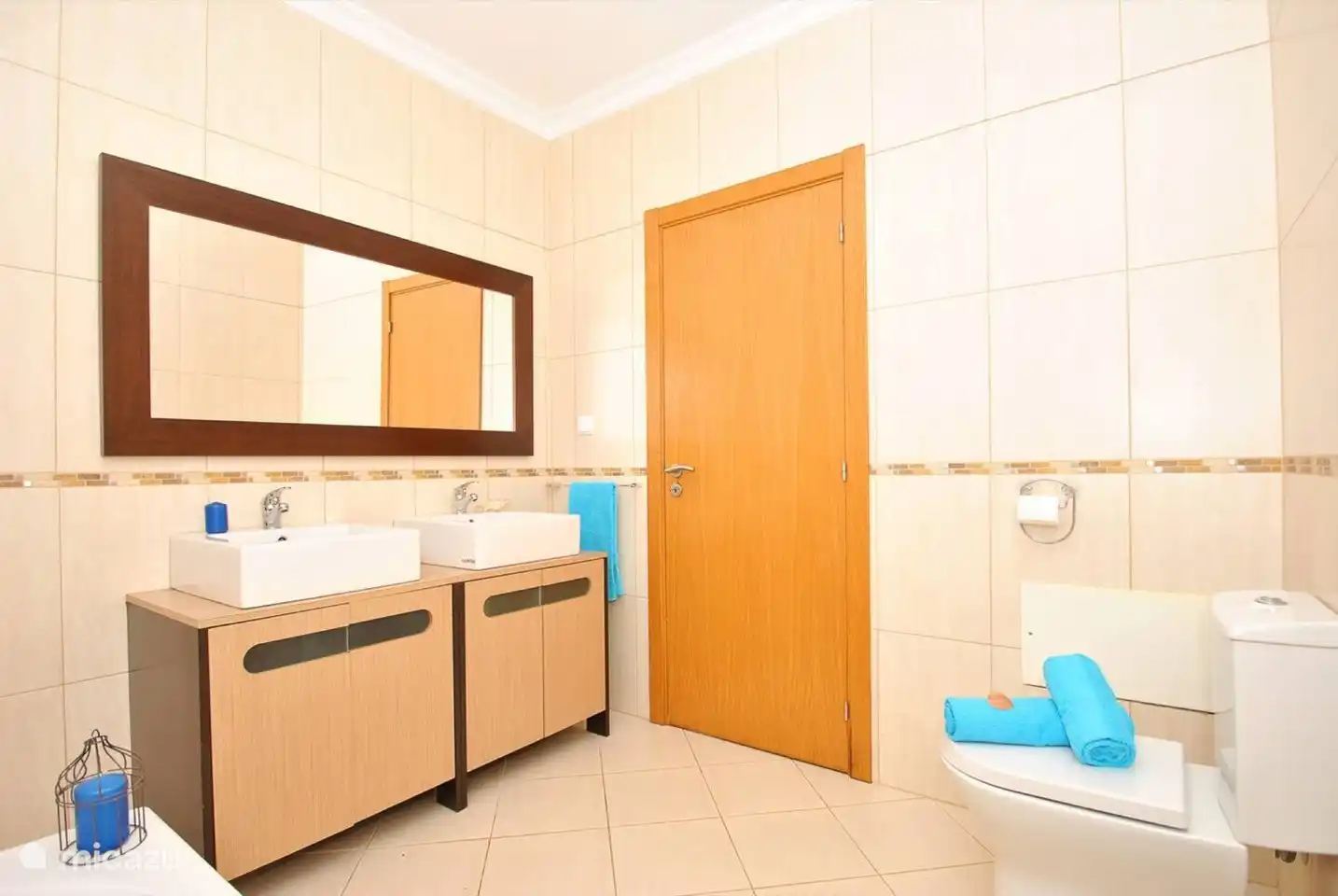 salle de bain avec baignoire