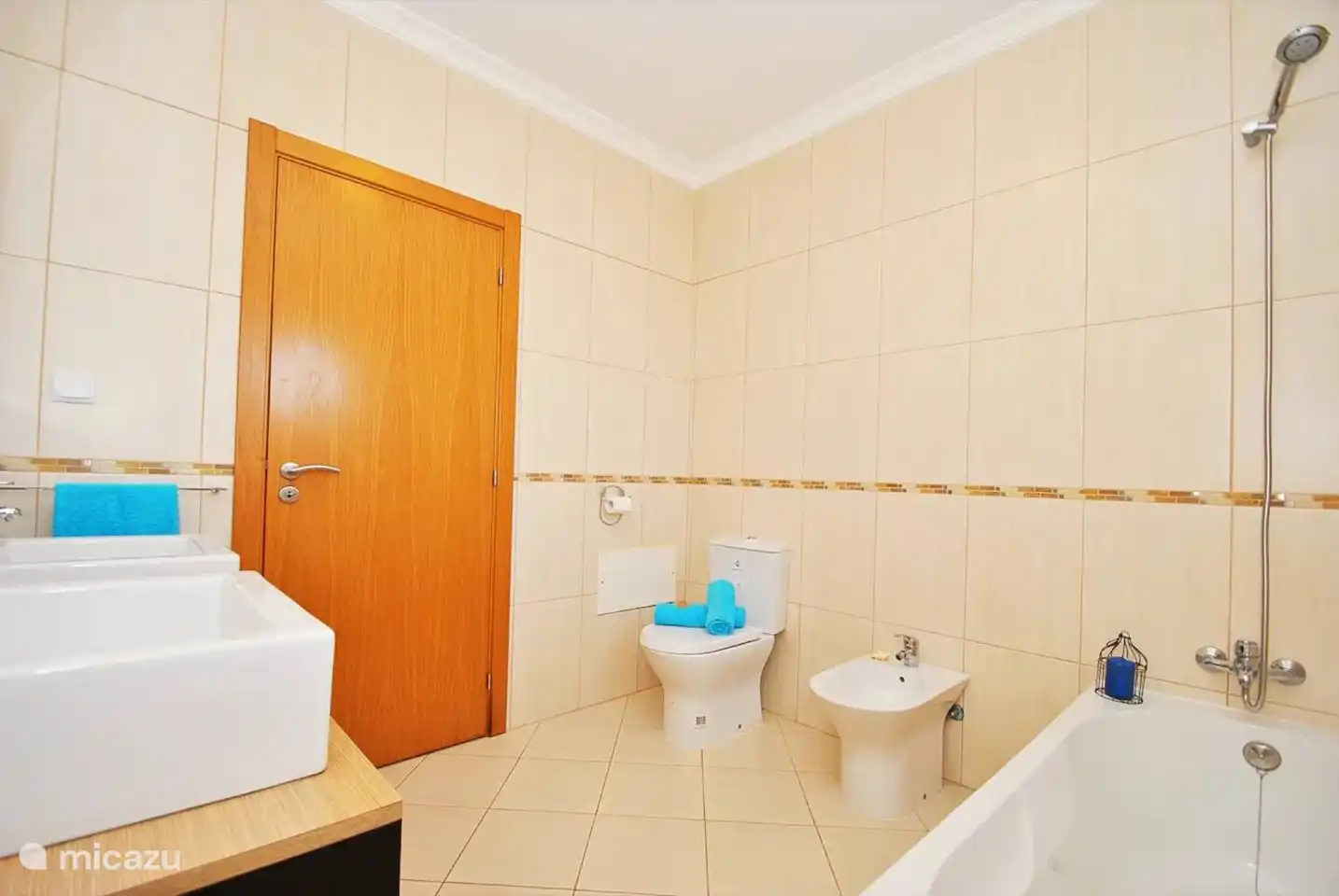 salle de bain avec baignoire 