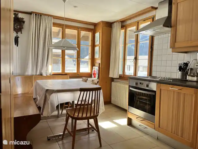 Location de Vacances Suisse, Oberland bernois, Lenk, chalet - Chalet drei Tannen table à manger dans la cuisine
