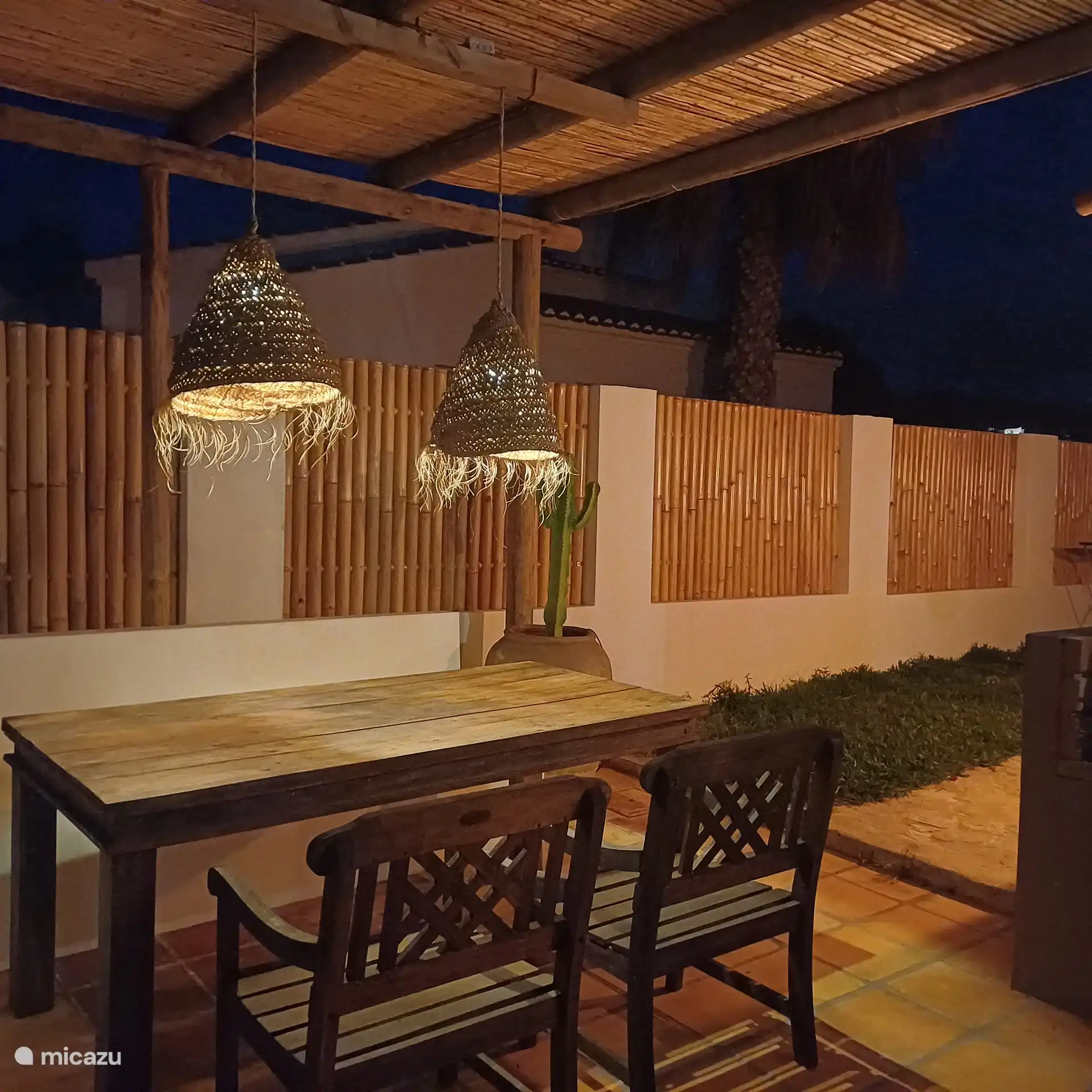 Schöne hintere Terrasse am Abend in der Nähe der Außenküche