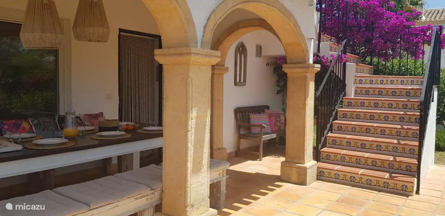 Escalier vers la chambre et la salle de bain 1