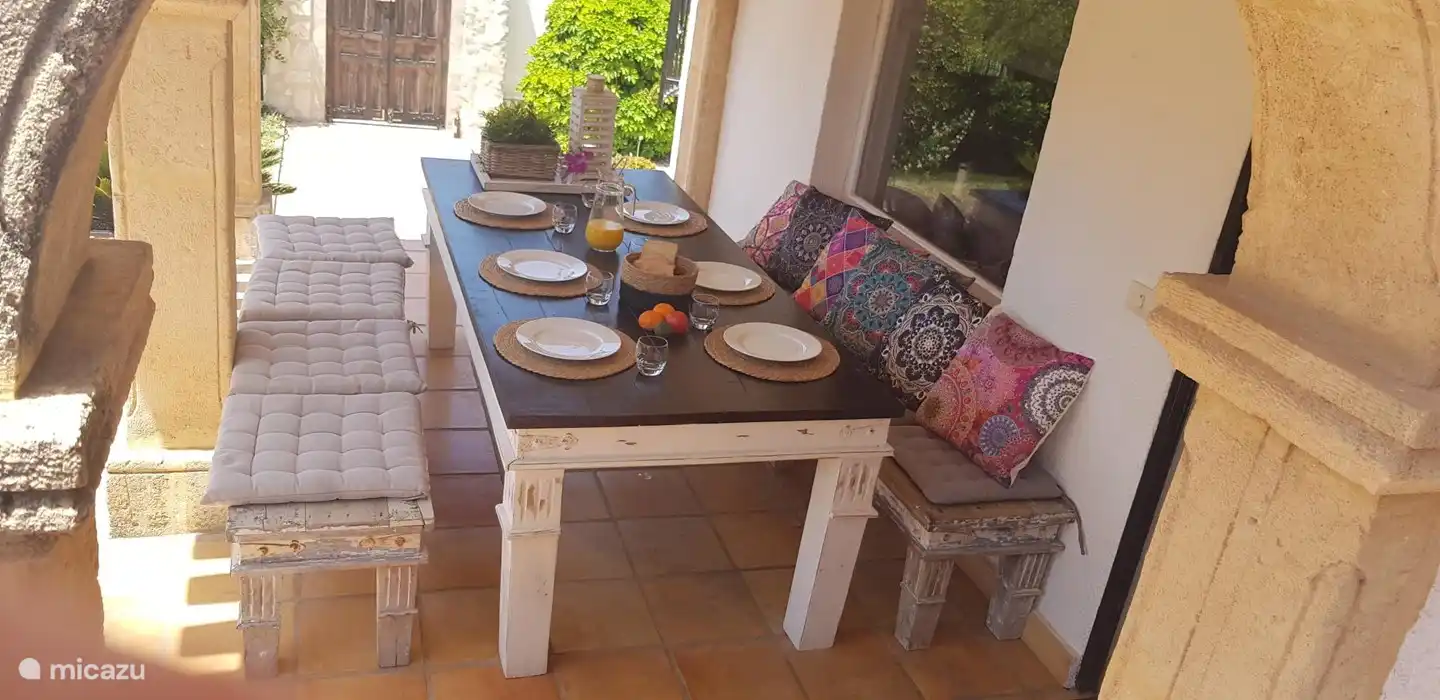 Terrasse devant les escaliers menant à la chambre