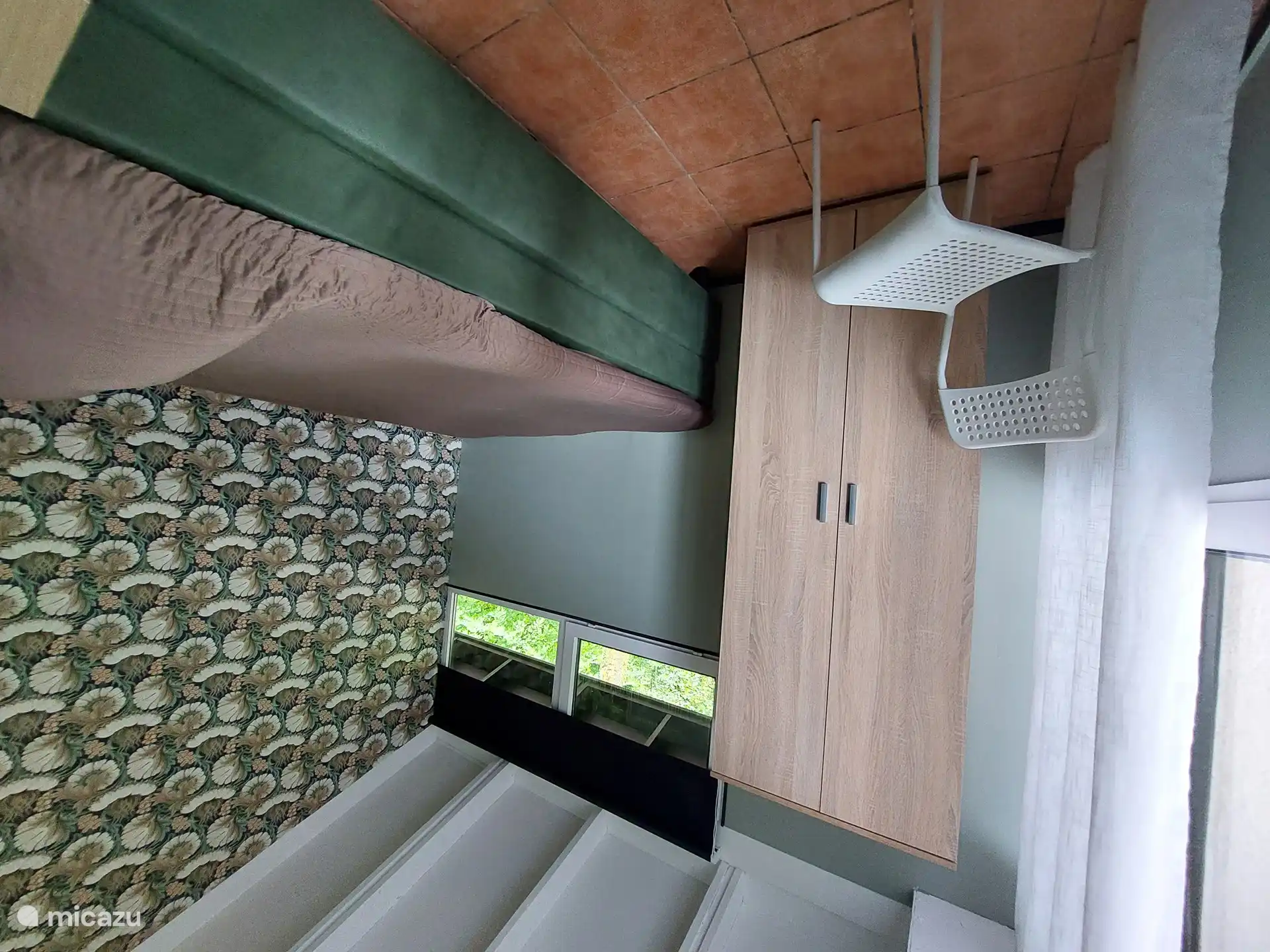 Un somier de 160 x 200. armario con caja fuerte