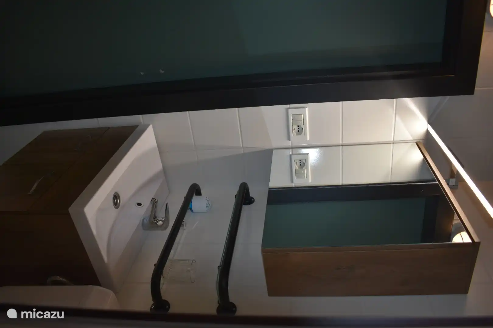 Mueble lavabo con armario con espejo.