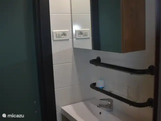 Casa La Moka | Italie, Lac de Garde, Tignale - bungalow meuble vasque avec armoire de toilette.