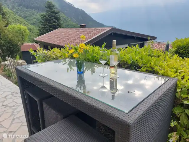 Casa La Moka | Italie, Lac de Garde, Tignale - bungalow Profitez un peu plus de cette table de bar avec vue sur le lac.