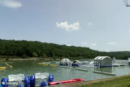 Le lac Vert en Catus (lago con playa de arena e instalaciones para practicar deportes acuáticos)
