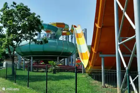 Le lac Vert en Catus (lago con playa de arena e instalaciones para practicar deportes acuáticos)