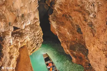 Le lac Vert en Catus (lago con playa de arena e instalaciones para practicar deportes acuáticos)