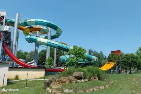 Le lac Vert en Catus (lago con playa de arena e instalaciones para practicar deportes acuáticos)