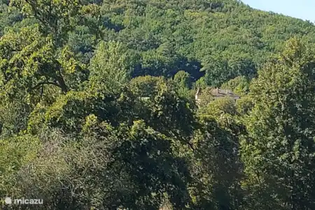 Le lac Vert en Catus (lago con playa de arena e instalaciones para practicar deportes acuáticos)