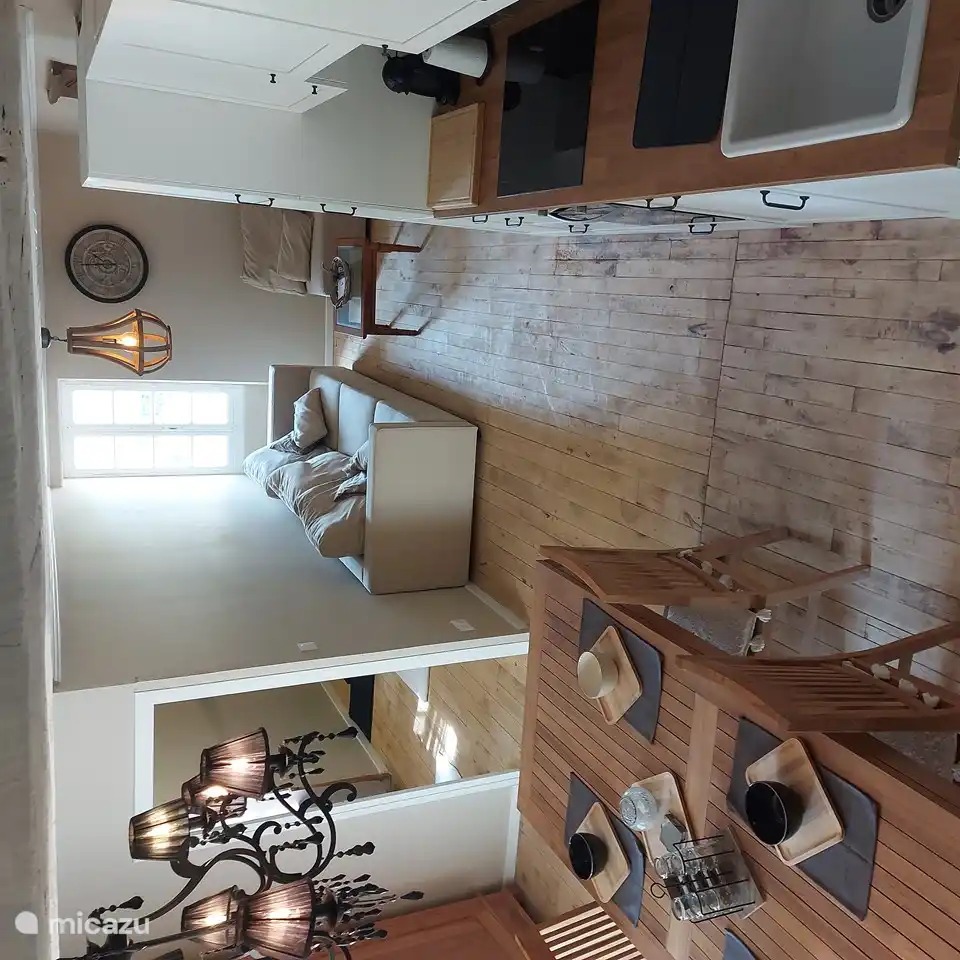 Cuisine ouverte/salon 'Gîte Renard'. Climatisation/chauffage au rez-de-chaussée et au premier étage.