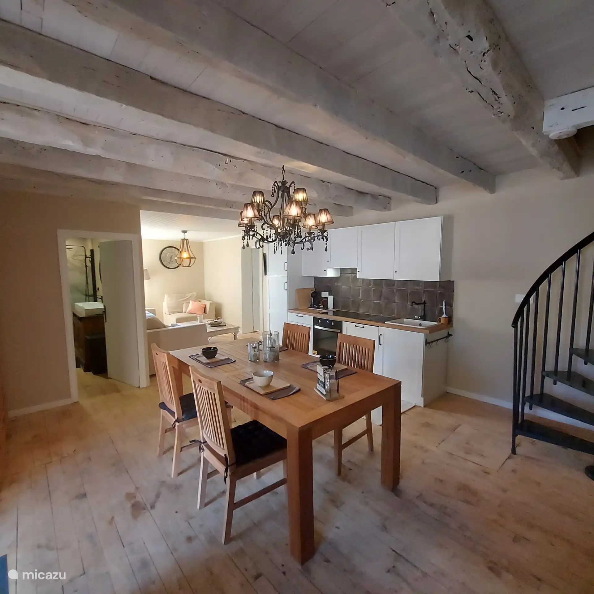 Cuisine ouverte avec four, réfrigérateur, induction, casseroles, passoire, expresso, machine à café, lave-vaisselle, verres à vin, à bière et à boissons gazeuses, sacs à soupe, petites et grandes assiettes, cuillères, couteaux, tire-bouchon, ciseaux, râpe, passoire, spatule, planches à découper, torchon, éponge, bols, tasses, tasses,...