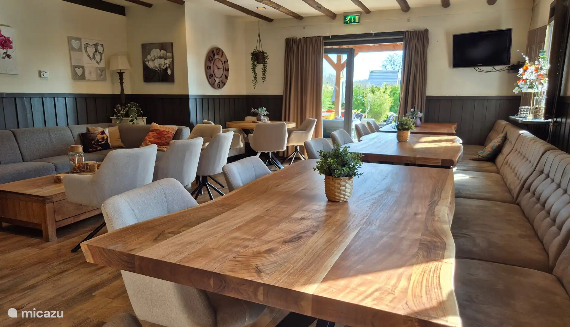 De belles tables et chaises