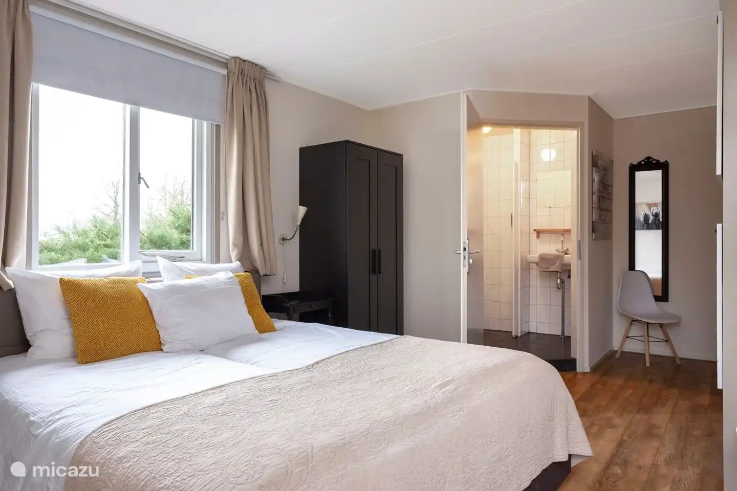 Toutes les chambres ont leur propre salle de bain avec douche, toilettes et lavabo.