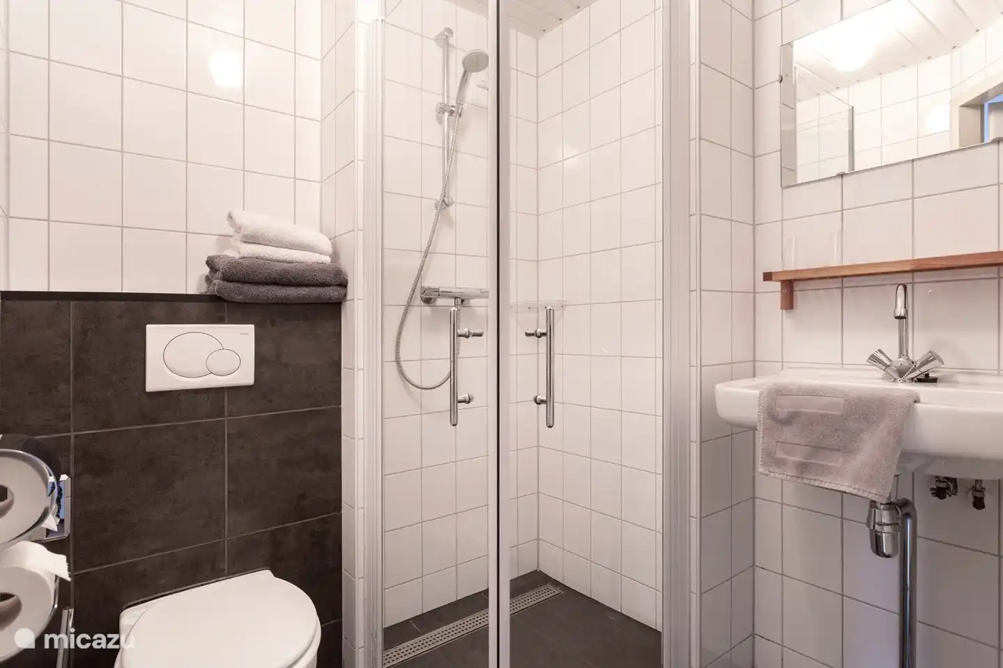 Toutes les chambres ont leur propre salle de bain avec douche, toilettes et lavabo.