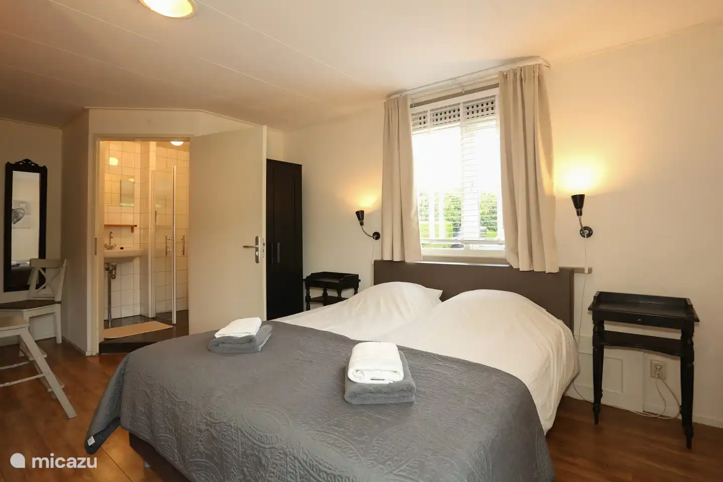 Toutes les chambres ont leur propre salle de bain avec douche, toilettes et lavabo.