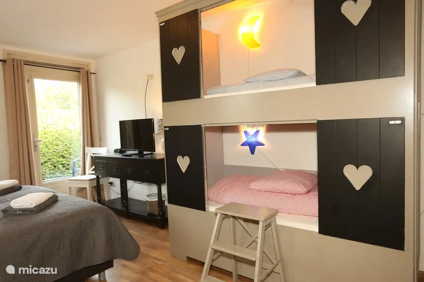 Toutes les chambres ont leur propre salle de bain avec douche, WC et lavabo.