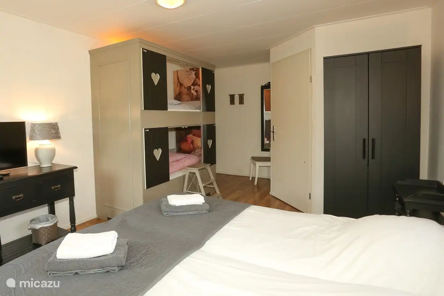 Toutes les chambres ont leur propre salle de bain avec douche, toilettes et lavabo.