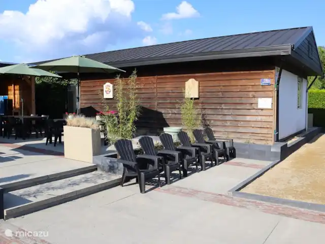 Guesthouse Lazey huren in Nederland, Gelderland, Voorthuizen - vakantiehuis Tuin met overkapping, tafeltennistafel, jeu de boules, trampoline en dartbord.