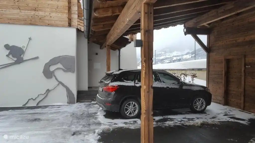 2 parkeerplaatsen, waarvan één overdekt