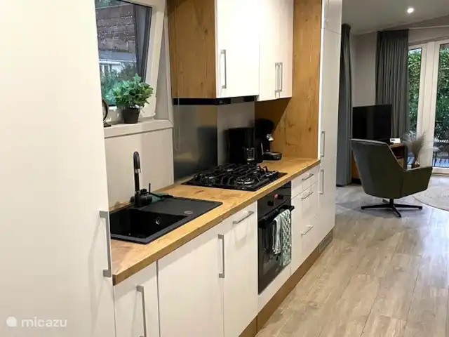 Cottage Serendipity - Natuur & Luxe huren in Nederland, Gelderland, Beekbergen - chalet Keuken vanaf voordeur gezien