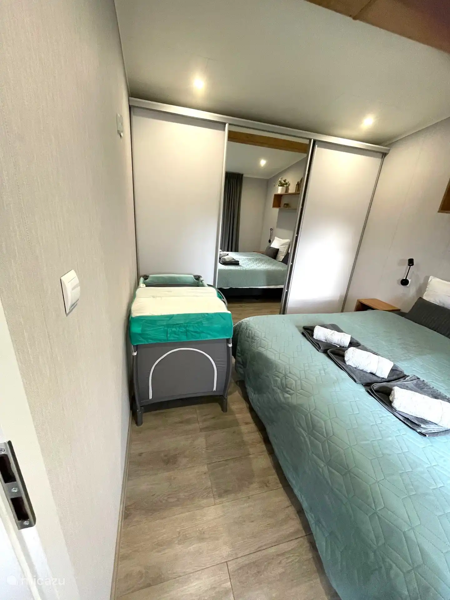 Kinderbett im Hauptschlafzimmer