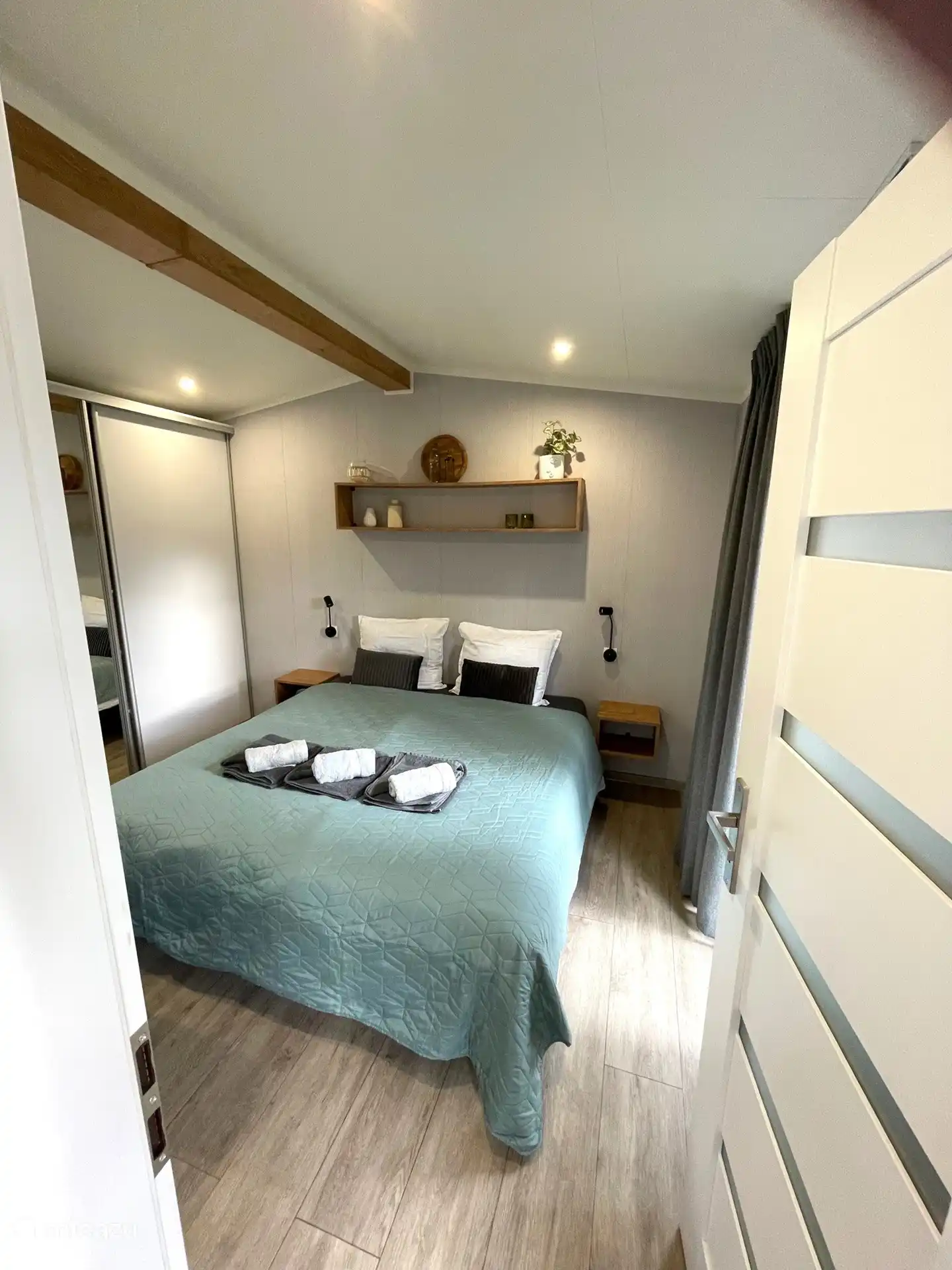 Bett mit bequemer Tagesdecke