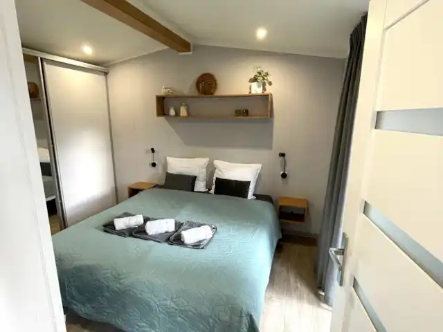 Cottage Serendipity - Natuur & Luxe huren in Nederland, Gelderland, Beekbergen - chalet Bed met comfortabele sprei