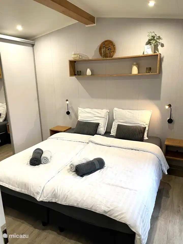 Hauptschlafzimmer mit Baumwollsatin