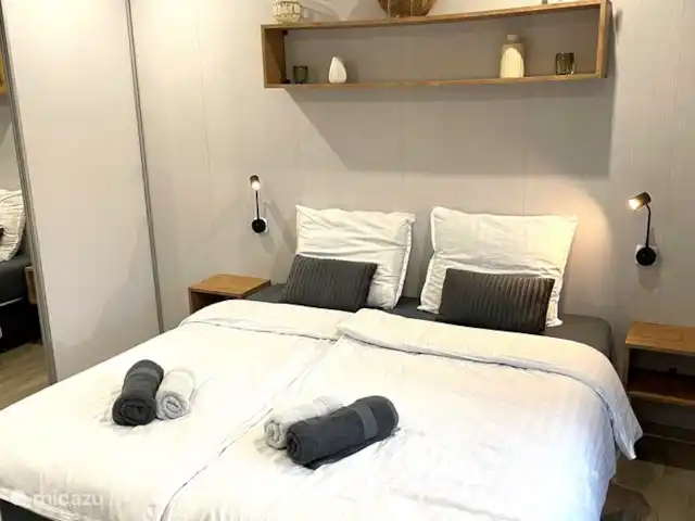 Cottage Serendipity - Natuur & Luxe huren in Nederland, Gelderland, Beekbergen - chalet Hoofd slaapkamer met katoensatijn