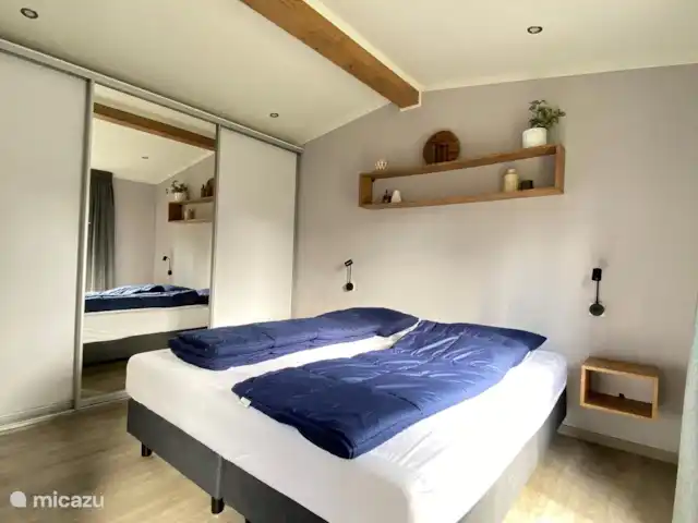 Cottage Serendipity - Natuur & Luxe huren in Nederland, Gelderland, Beekbergen - chalet Hoofd slaapkamer met inbouwkasten