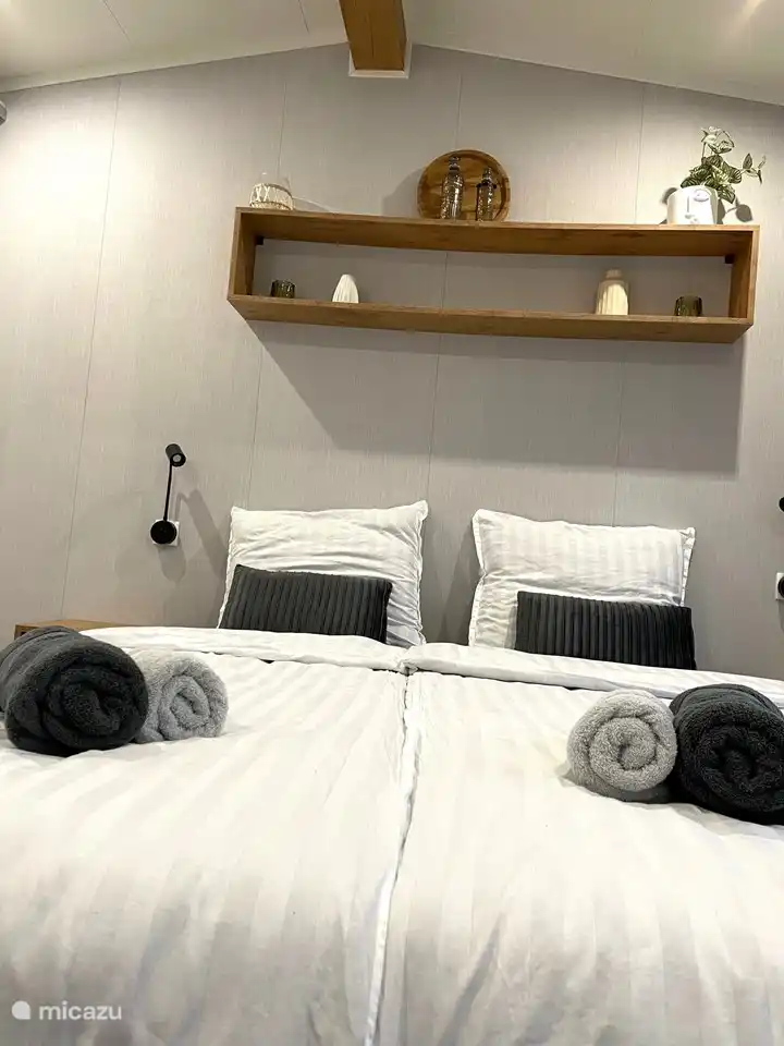 Boxspringbett mit Baumwollsatin