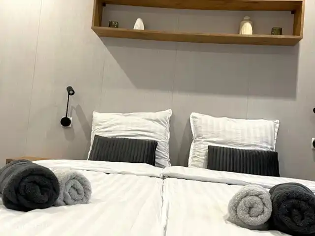 Cottage Serendipity - Natuur & Luxe huren in Nederland, Gelderland, Beekbergen - chalet Bedden boxspring met katoensatijn
