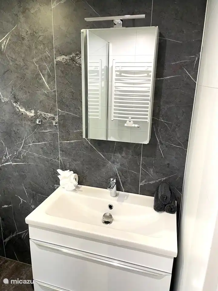 Waschbecken und Möbel mit Haartrockner