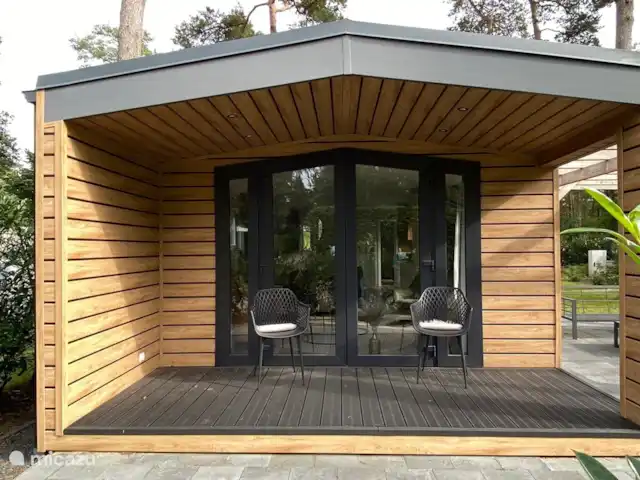 Cottage Serendipity - Natuur & Luxe huren in Nederland, Gelderland, Beekbergen - chalet Veranda aan de voorkant van het chalet