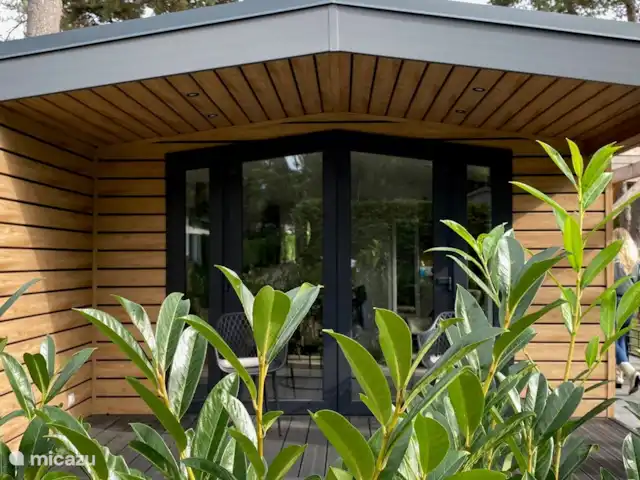 Cottage Serendipity - Natuur & Luxe huren in Nederland, Gelderland, Beekbergen - chalet Op de veranda aan de voorkant zit je lekker, ook als het regent.