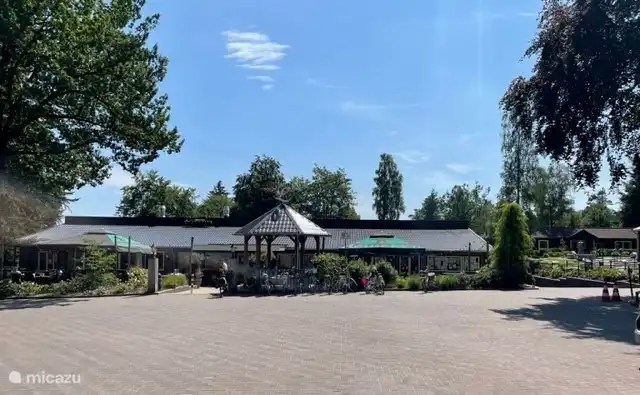 Haupteingang zur Rezeption des Ferienparks